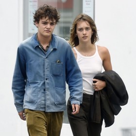 Jestli se ovšem Jack tátovi v něčem podobá, pak je to vedle nosu a pusy také slabost pro příslušnice opačného pohlaví. Naposledy se zapletl s nadějnou francouzskou modelkou Camille Jansen (23), fotografové ho ale načapali už s vícero dívkami, jako třeba na tomto snímku. 