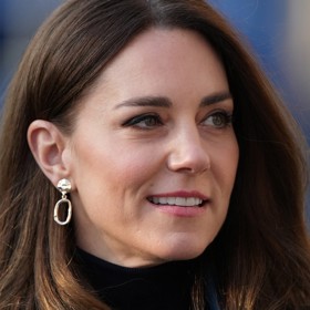 Princezna Kate dokonale ovládá královský protokol, i proto působí na veřejnosti téměř bezchybným dojmem. Jejím majstrštykem je umění nechat vyniknout manžela, prince Williama.