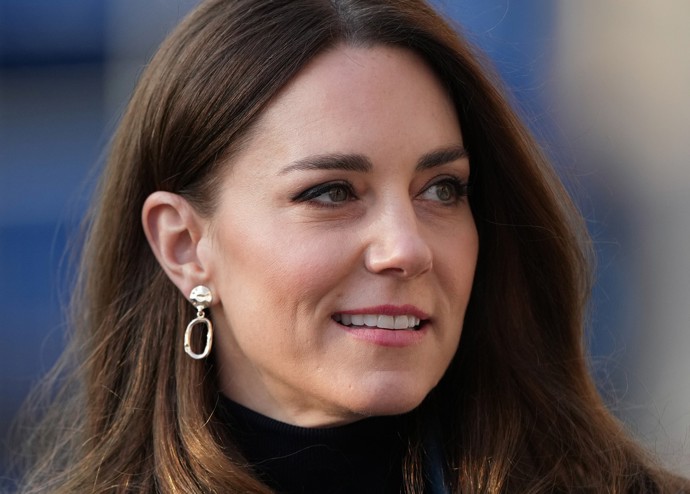 Princezna Kate dokonale ovládá královský protokol, i proto působí na veřejnosti téměř bezchybným dojmem. Jejím majstrštykem je umění nechat vyniknout manžela, prince Williama.