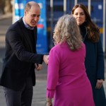 ... než dorazil William a jako první si s nimi potřásl rukou. Jeho příkladu pak následovala Kate.