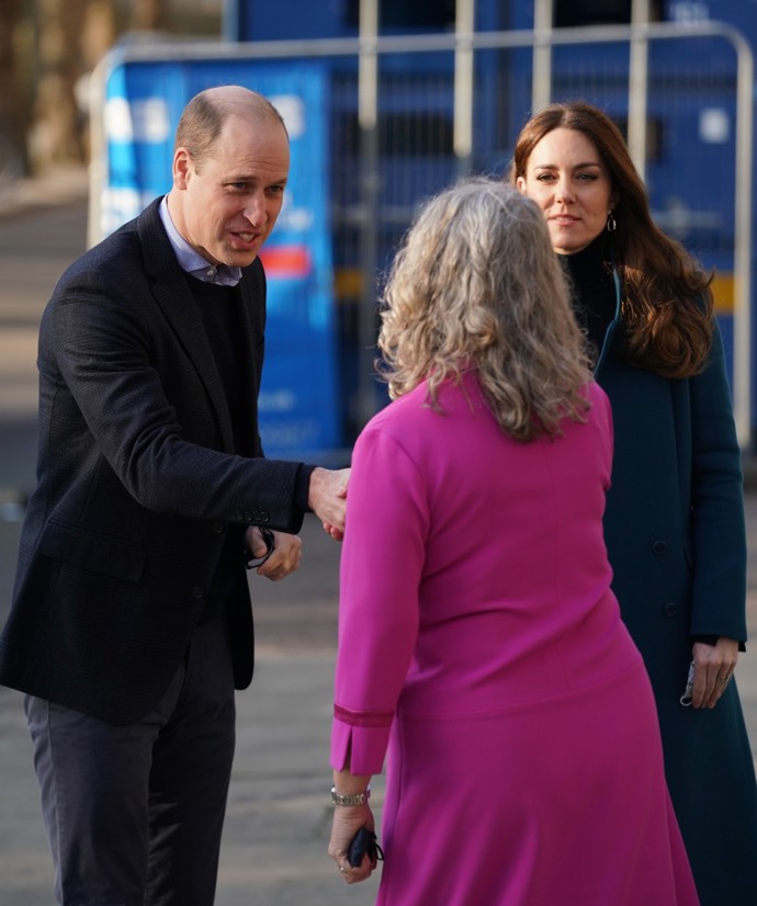 ... než dorazil William a jako první si s nimi potřásl rukou. Jeho příkladu pak následovala Kate.