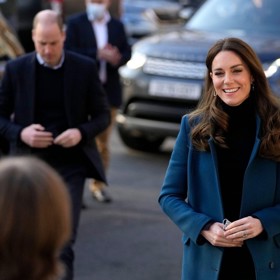 Potvrdilo to mimo jiné video, které se nedávno objevilo na TikToku. Jde sice o události z loňského ledna, nicméně skvěle dokládá, jak to mezi manžely na společenských akcích chodí. Ačkoliv Kate zamířila k hostitelům jako první, jen s nimi prohodila pár slov...