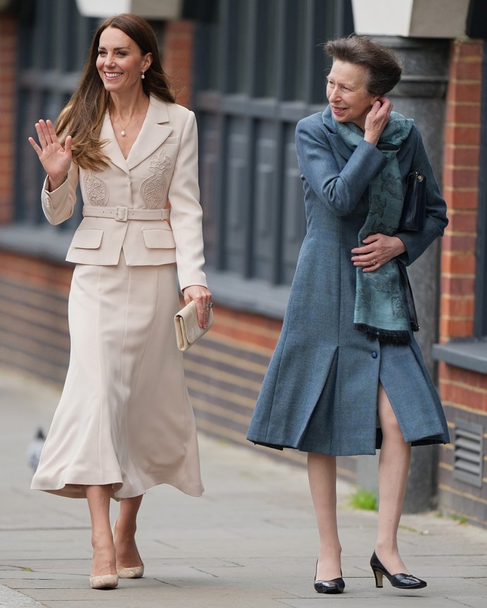 Přednost Kate dává podle protokolu také pokrevním členkám královské rodiny. Například se drží o krok zpátky, jako v tomto případě při návštěvě ředitelství zdravotnické školy s princeznou Annou.