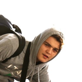 Zatímco Lily-Rose kráčí v tátových šlépějích, Jack žije s mámou na jihu Francie a pečlivě se vyhýbá zájmu médií.