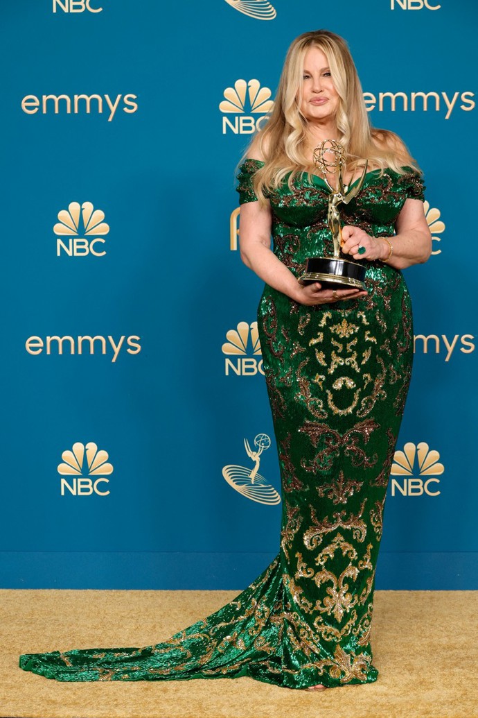 Jennifer Coolidge na loňských cenách Emmy, kde si pro trofej došla v okouzlující smaragdovo-zlaté róbě, a nikdo ji tak nemohl přehlédnout.