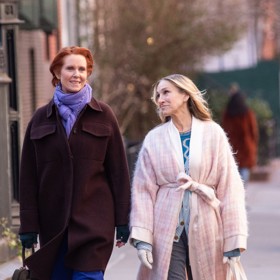 Zatímco Cynthia Nixon drží styl v košilové bundě a heboučkém pohodlném modelu směle kombinujícím barvy, představitelka Carrie schytala župan a pantofle...