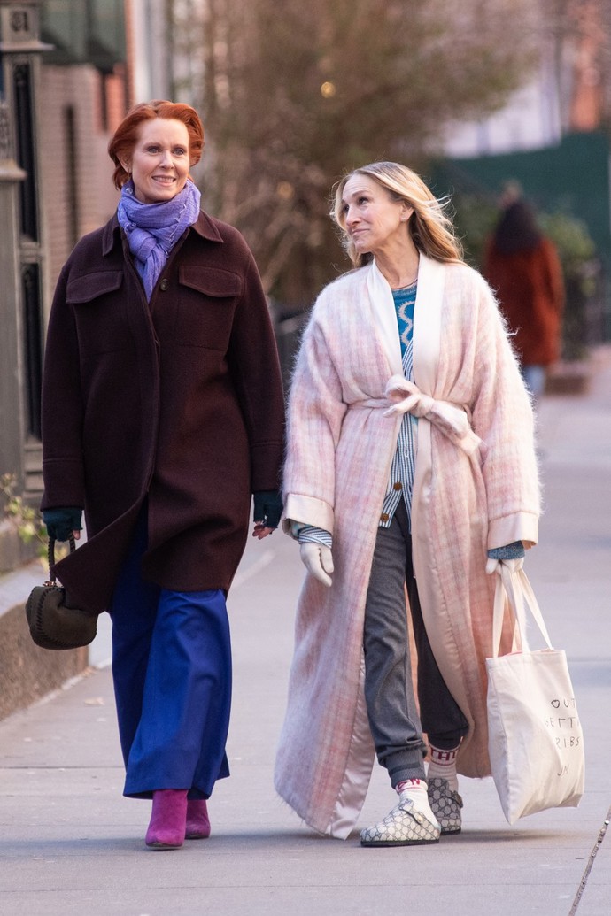 Zatímco Cynthia Nixon drží styl v košilové bundě a heboučkém pohodlném modelu směle kombinujícím barvy, představitelka Carrie schytala župan a pantofle...