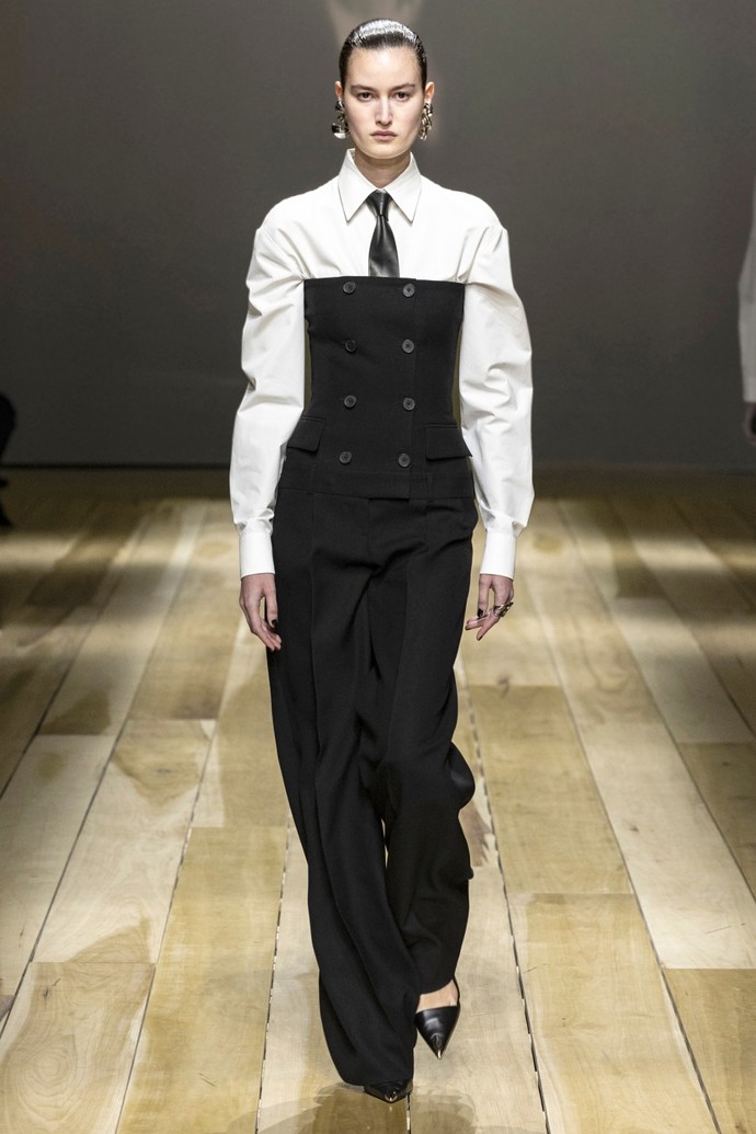 Alexander McQueen a variace na oblek.