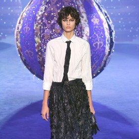 Model z podzimní kolekce značky Christian Dior.