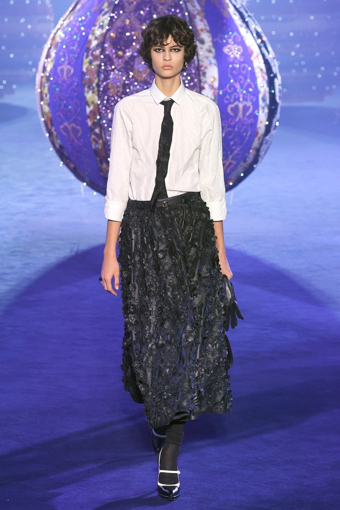 Model z podzimní kolekce značky Christian Dior.