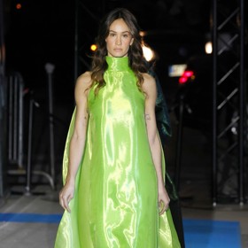 Zářivě jedovatou zelenou propagují i nové modely Pierre Cardin.