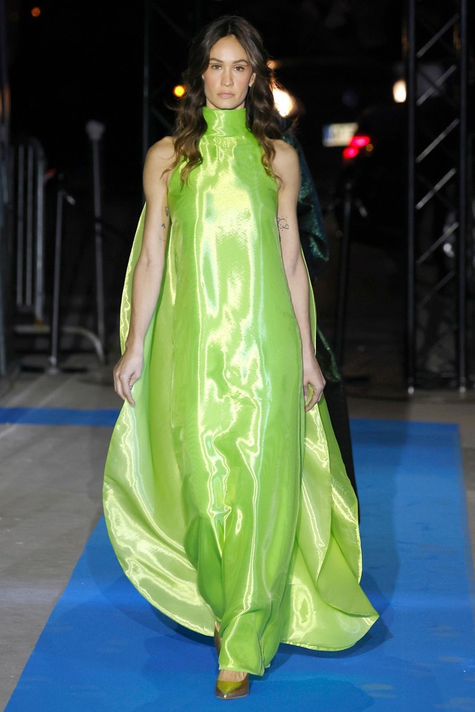 Zářivě jedovatou zelenou propagují i nové modely Pierre Cardin.