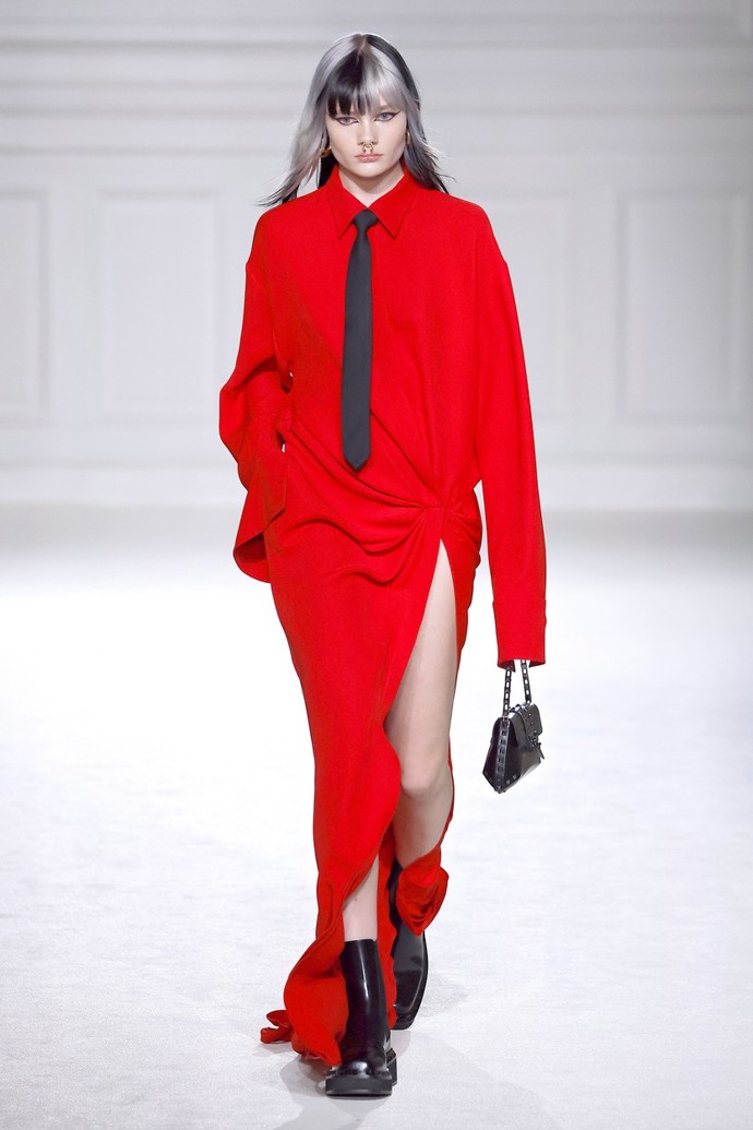 Módní dům Valentino představuje také názornou ukázku zapojení černé kravaty do outfitů v trendy barvě sezony - červené.