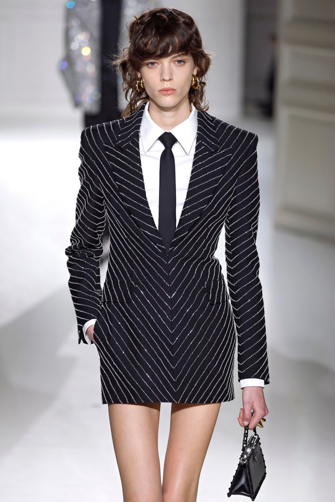 Šaty ve stylu blejzru v kombinaci s klasickou košilí a kravatou. (Valentino f/w 2023)