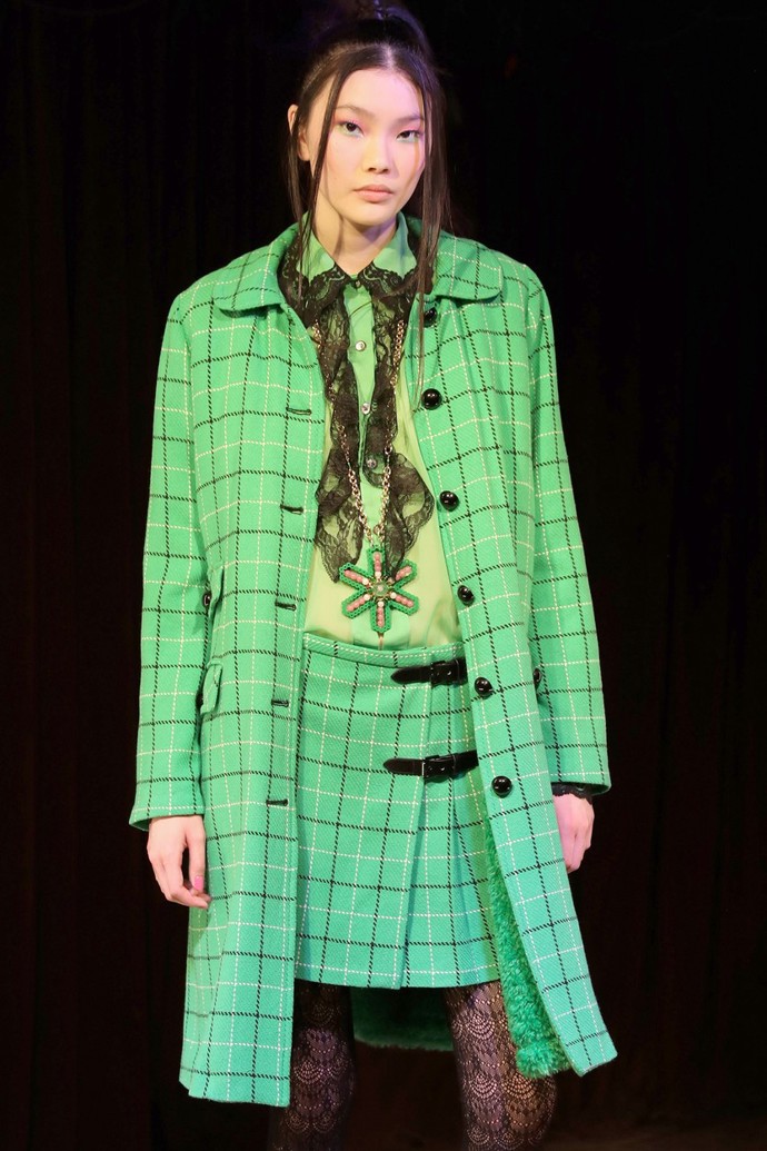 Tartan v zelené, ten si pro podzim roku 2023 oblíbila Anna Sui.