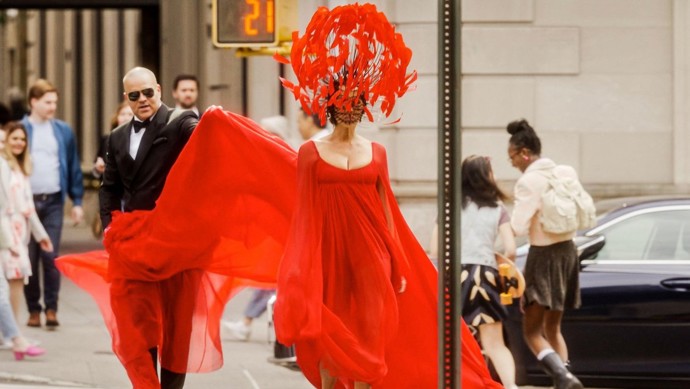 Róbu na Met Gala předvedla její postava v ulicích New Yorku.