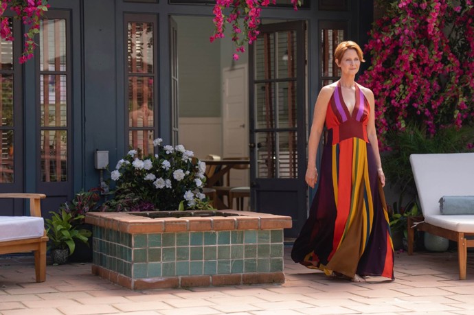 Cynthia Nixon alias Miranda předvádí často pestrobarevné, ale velmi sofistikované módní kousky korespondující s jejím dřívějším stylem.
