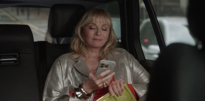 Alespoň na pár okamžiků se vrátila. A jakoby ani neodešla, v outfitu inspirovaném 90. léty a s neonově zelenou kabelkou Fendi na klíně. Samantha (Kim Cattrall) v posledním díle druhé série ...A jak to bylo dál.