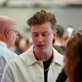 Adam Mišík se snaží být své partnerce oporou.