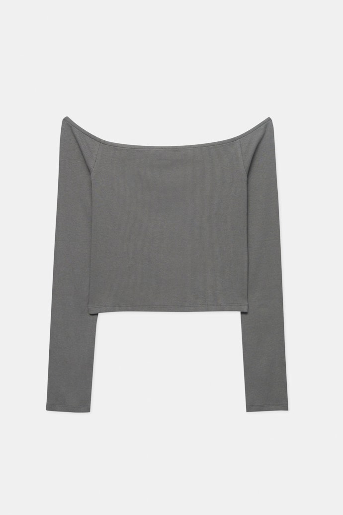 Tričko s odhalenými rameny a dlouhým rukávem, Pull & Bear, 299 Kč.