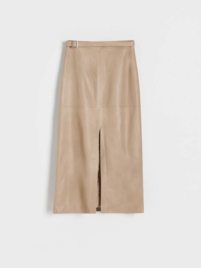 Odstín velbloudí srsti sluší také klasickým koženým kouskům. Midi sukně, Reserved, 2 999 Kč.