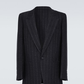 Proužkovaný oblek klasického střihu značky YSL. Sako pořídíte za více než 50 tisíc korun.