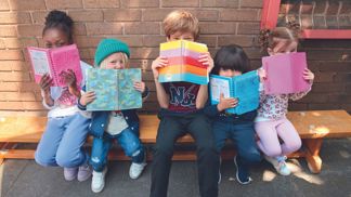 Trendy oblečení do školy: Frčí potisky s Barbie i Wednesday, ale šmrnc dodá školákovi i černo-bílá klasika nebo chino kalhoty