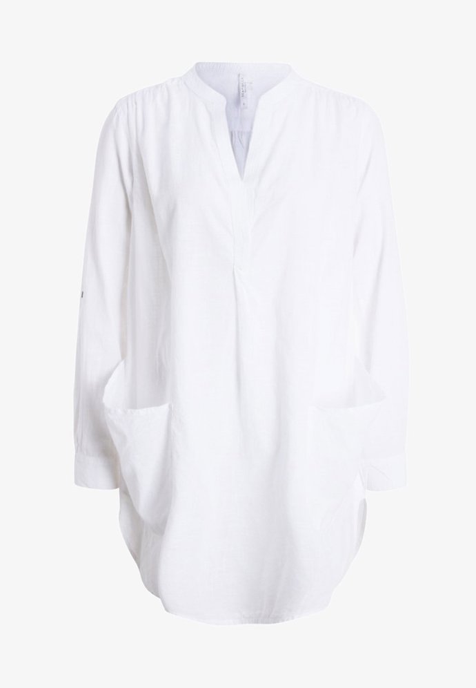 Než skončí babí léto, ještě si užijete lněnou košili bez límečku. Seafolly, 1 790 Kč