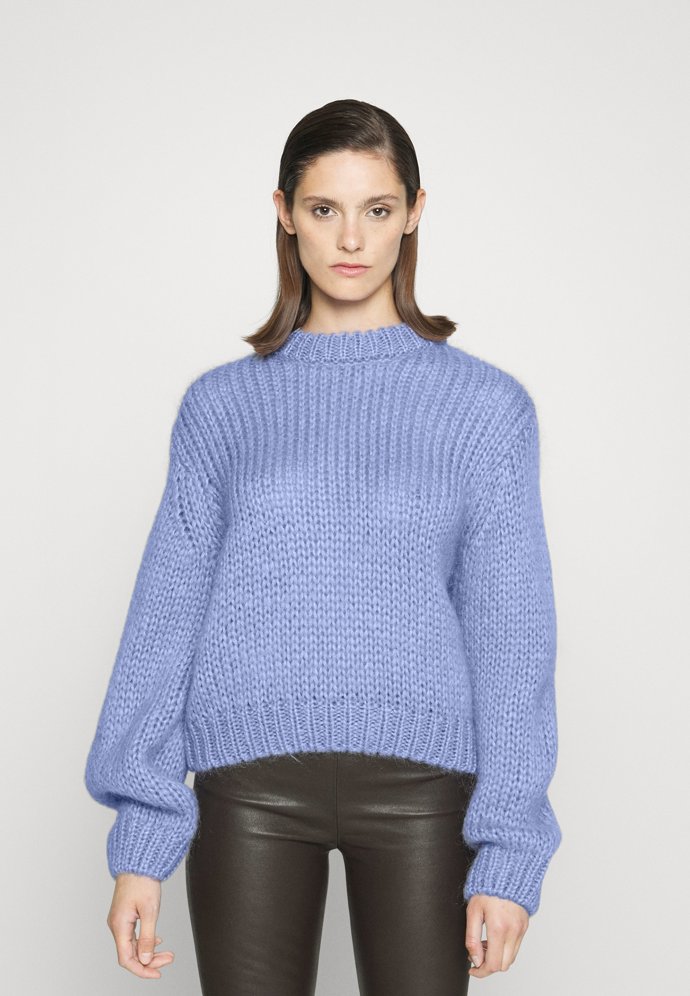 Větší oka, pohodný tvar, nadměrné rukávy. (Selected Femme, 2 490 Kč)