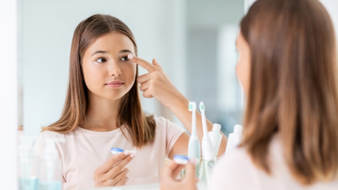 Mohou děti nosit kontaktní čočky? Odpovědi na nejčastější otázky