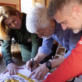 Pavel se také několika lidem podepsal.