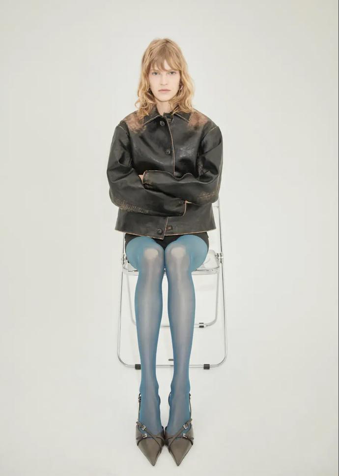 Barevné či vzorové punčocháče, letošní must have do bot s otevřenou patou. (Mango)