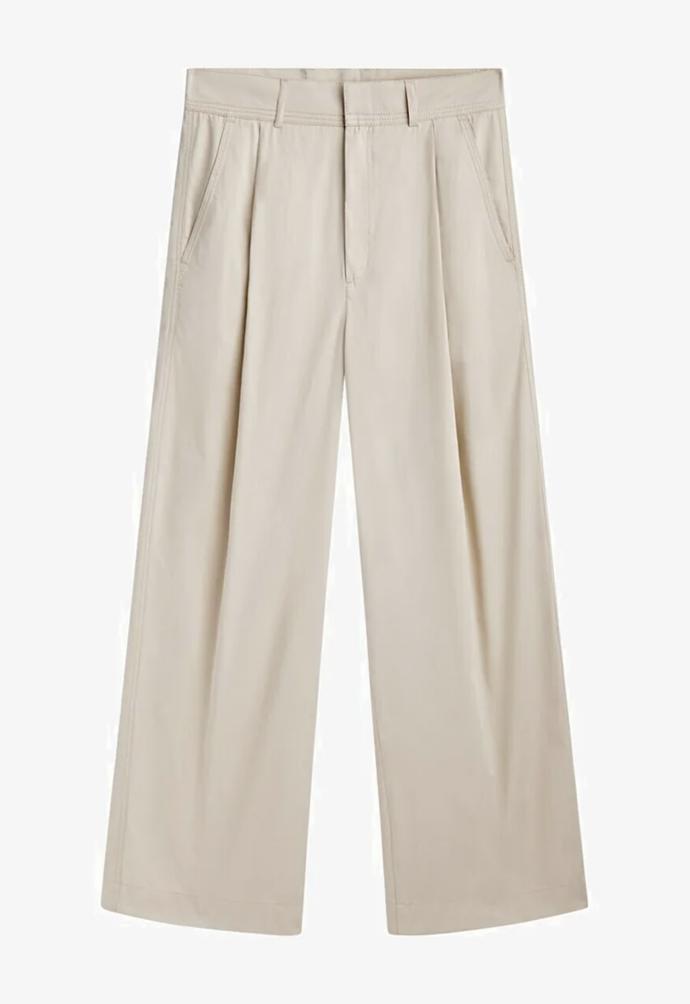 Kvalitní materiál, jednoduchý, padnoucí střih. Široké kalhoty Massimo Dutti, 1 599 Kč.