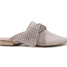 Pantofle mules s aplikací, Eva Minge, 2 200 Kč.
