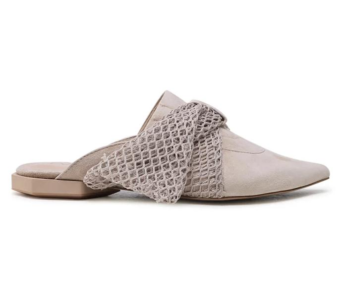 Pantofle mules s aplikací, Eva Minge, 2 200 Kč.
