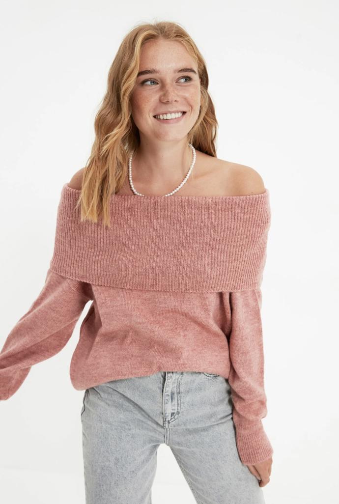 Svetr se stahovacími rameny, Trendyol, 1 549 Kč.