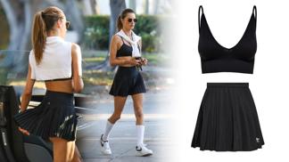 Dokonalý letní outfit Alessandry Ambrosio: Komplet černého crop topu a minisukně podtrhla nepřehlédnutelnými podkolenkami