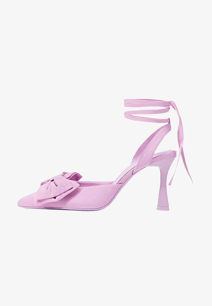 Střevíčky se šněrováním kolem lýtka, Stradivarius, 799 Kč.