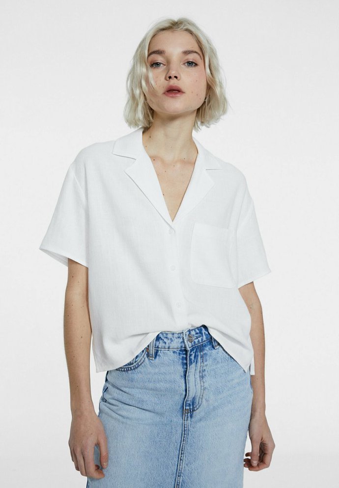 Krátká košile s rozhalenkou. Stradivarius, 499 Kč