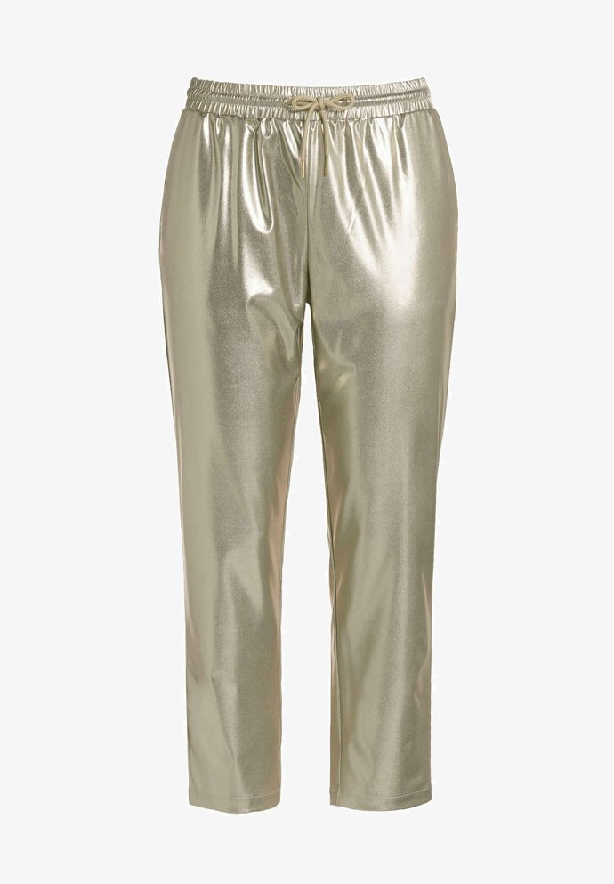 Splývavé lesklé kalhoty. Studio Untold, 1 599 Kč