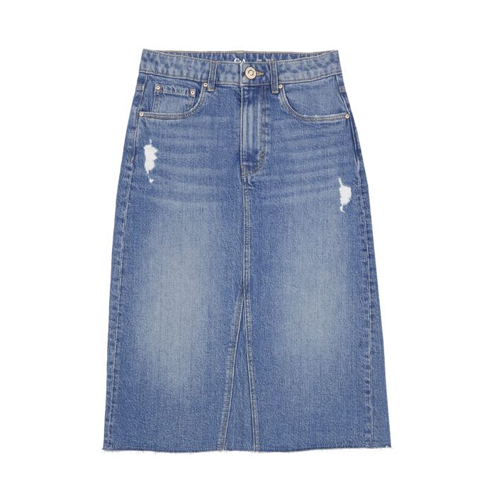 Sukni mohou nosit dívky i podle nejnovějšího módního trendu. Midi džínová sukně áčkového střihu, C&A, 550 Kč