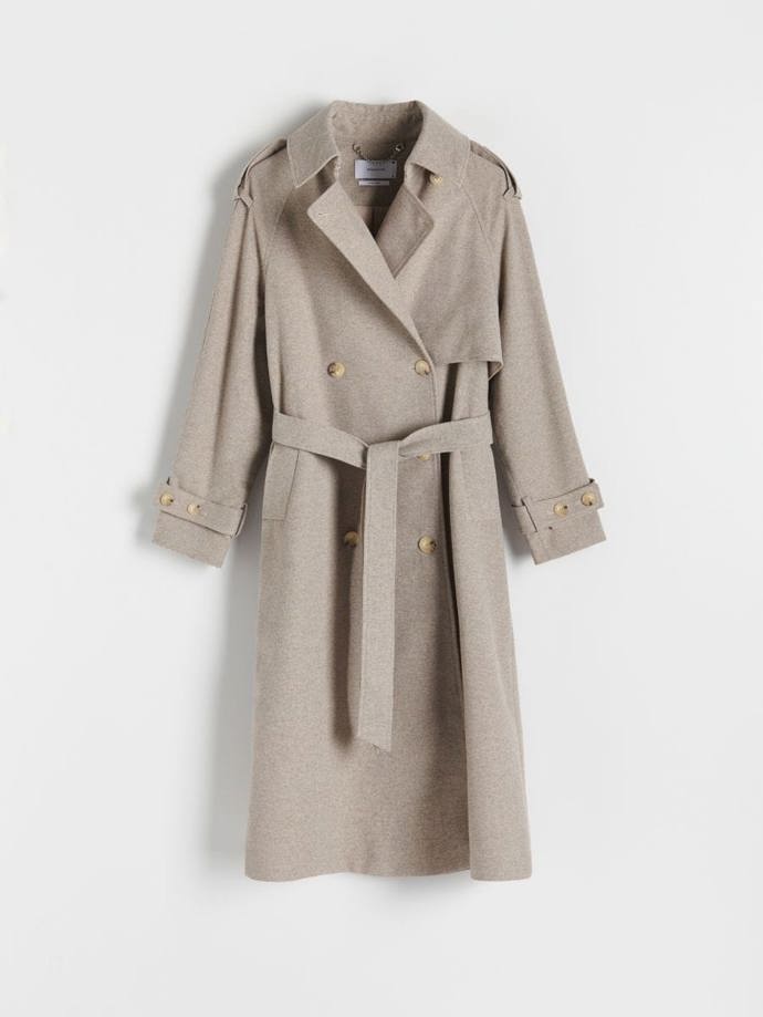 Podobný, ale hrřejivější. Model trenčkotu z vlněné směsi. (Reserved Premium, 3 799 Kč)