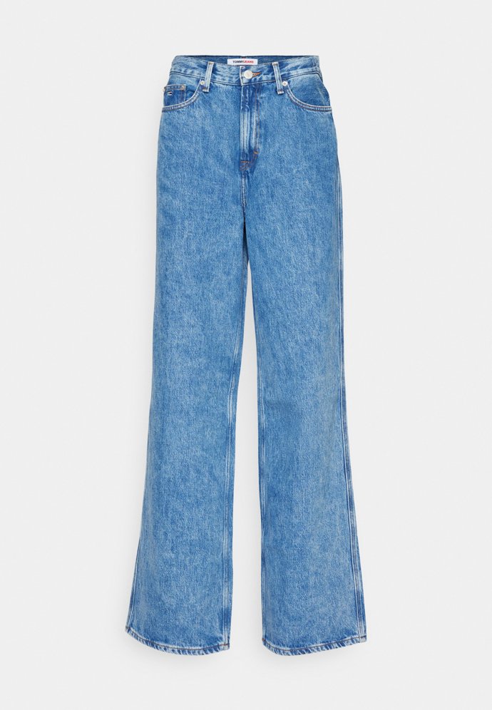 Široké nohavice a k tomu vysoký pas. Trend v podobě značky Tommy Jeans za 2 690 Kč