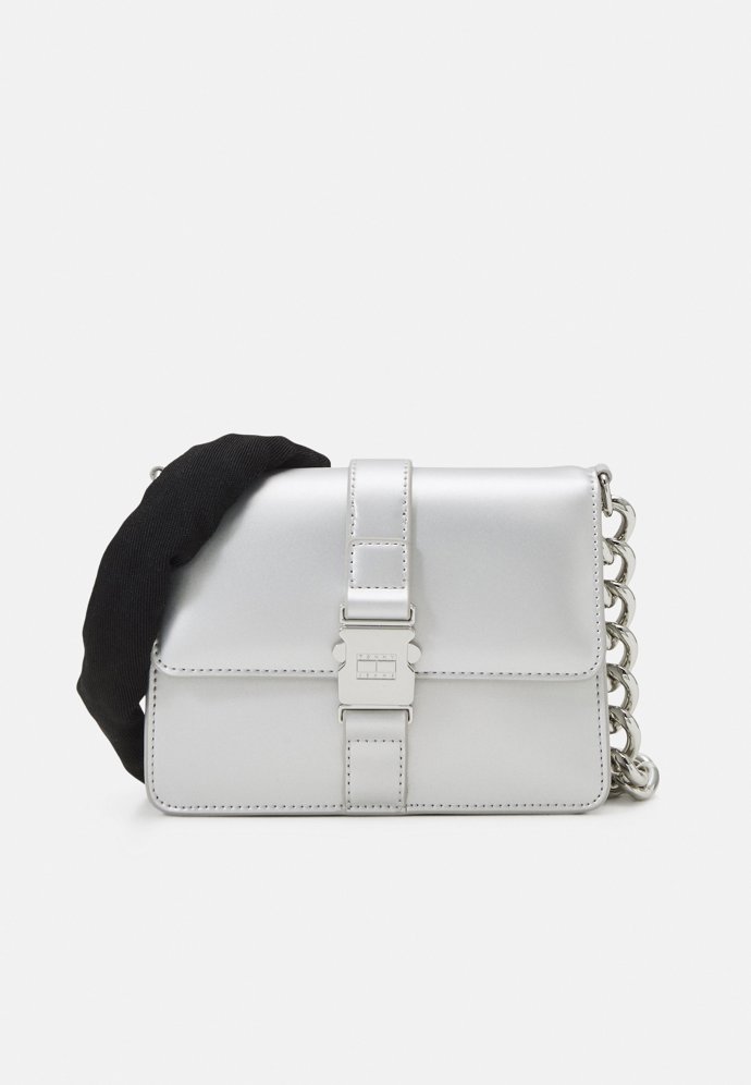 Kabelka přes rameno. Tommy Jeans, 3 590 Kč