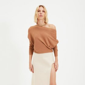 Pulovr s širokým výstřihem, Trendyol, 1 549 Kč.