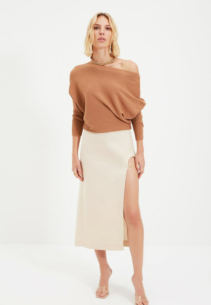 Pulovr s širokým výstřihem, Trendyol, 1 549 Kč.