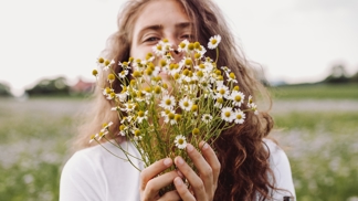 Omlazení přírodou: Prastaré triky proti vráskám jsou účinné i dnes. Vyzkoušejte na pokožku podběl, aloe a bílek