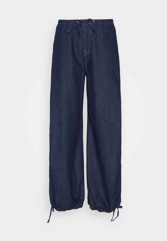 Praktické stahovací šňůrky v délce najdete na lehkých džínových kalhotách Weekday za  1 790 Kč