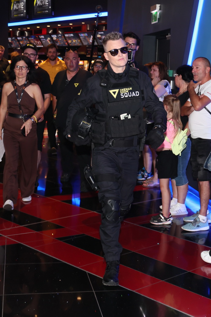 Kazma se prošel po červeném koberci v černé zásahové uniformě.