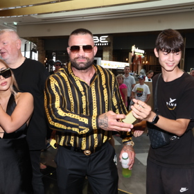 Karlos v košili vypadal dobře, ovšem ze snímku toho moc neměl. 